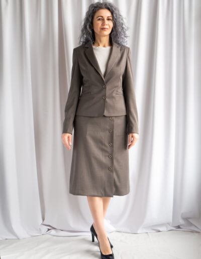 Klasyczny żakiet beżowy damski.