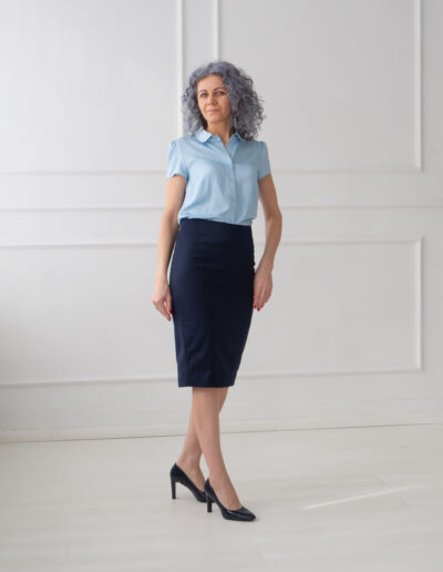 Granatowa spódnica ołówkowa Zoja o dopasowanym kroju z rozporkiem