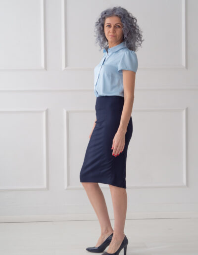 Granatowa spódnica ołówkowa Zoja o dopasowanym kroju z rozporkiem