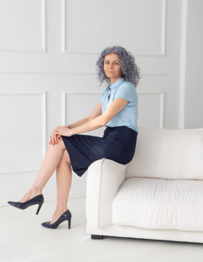 Granatowa spódnica ołówkowa Zoja o dopasowanym kroju z rozporkiem