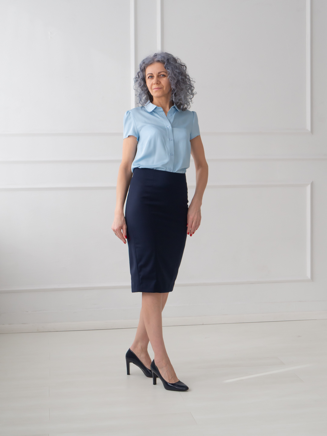 Granatowa spódnica ołówkowa Zoja o dopasowanym kroju z rozporkiem