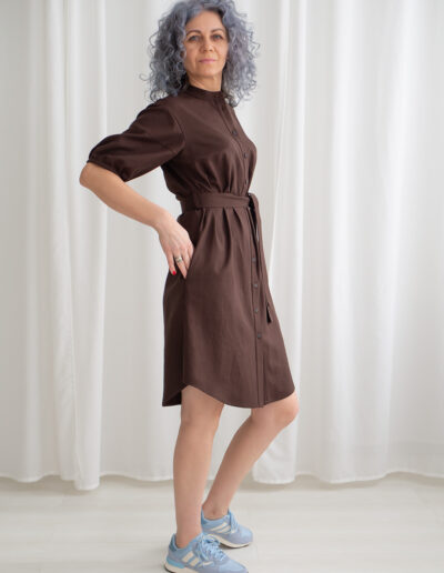 Brązowa letnia sukienka szmizjerka z krótkimi bufiastymi rękawami i paskiem – Sorelle di Stile.