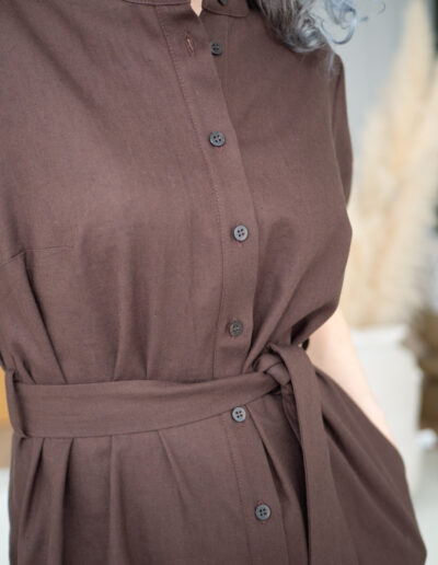 Brązowa letnia sukienka szmizjerka z krótkimi bufiastymi rękawami i paskiem – Sorelle di Stile.