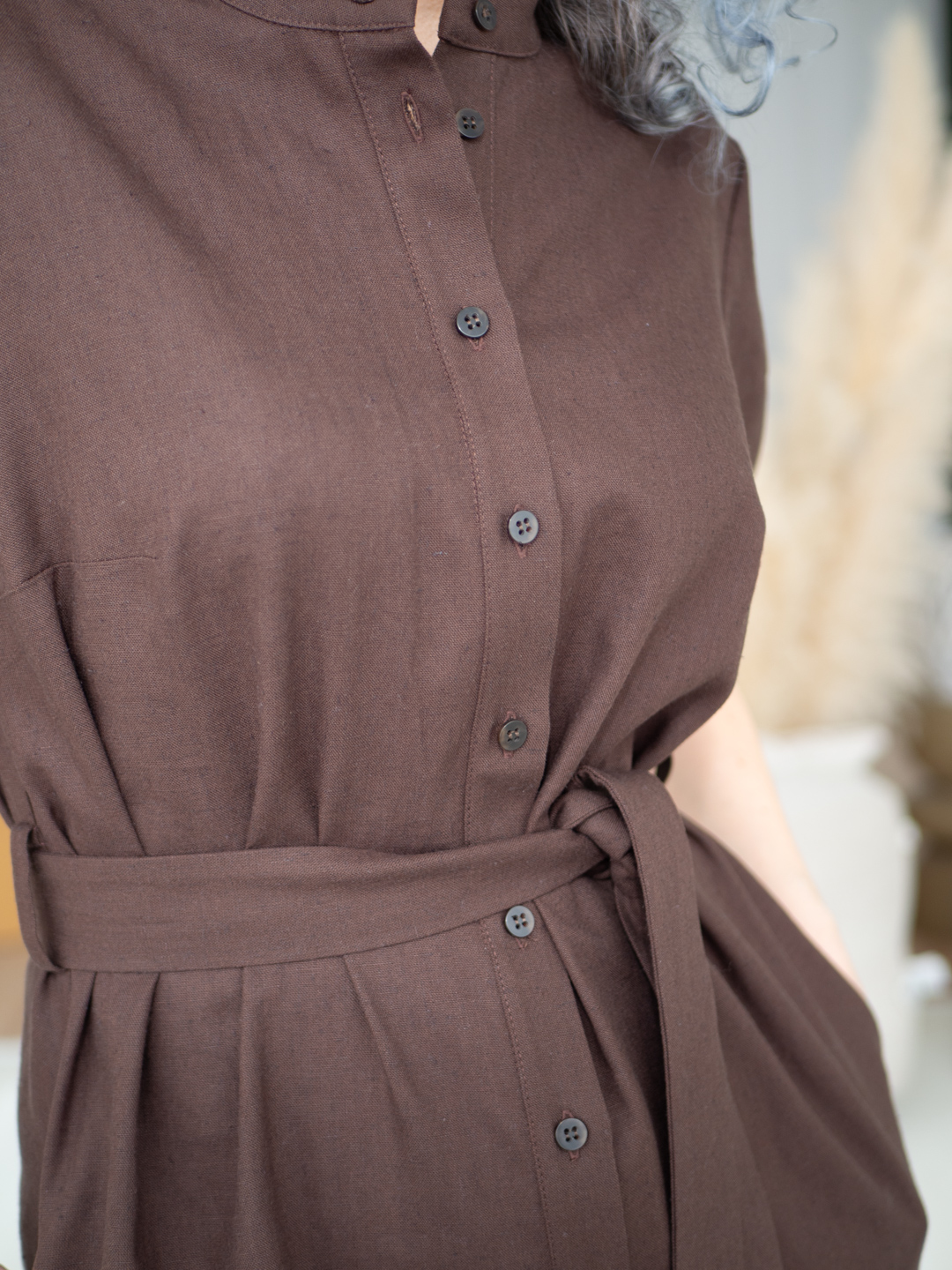 Brązowa letnia sukienka szmizjerka z krótkimi bufiastymi rękawami i paskiem – Sorelle di Stile.