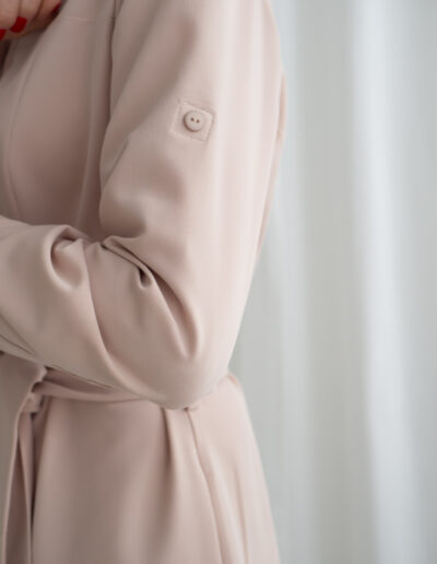 Beżowa sukienka Flared z długim rękawem i rozkloszowanym dołem z godetami.