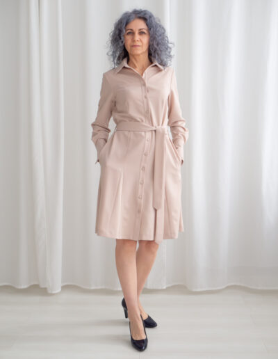 Beżowa sukienka Flared z długim rękawem i rozkloszowanym dołem z godetami.