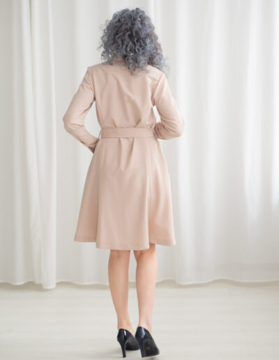 Beżowa sukienka Flared z długim rękawem i rozkloszowanym dołem z godetami.