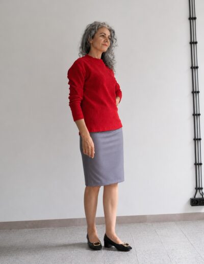 Czerwona bluzka damska NORA na modelce-widokz boku