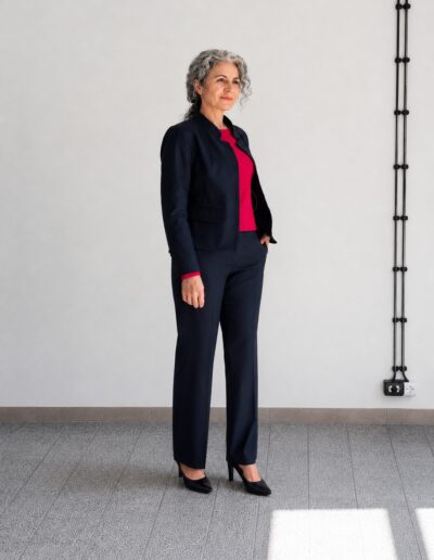 Granatowe spodnie damskie VERA na modelce